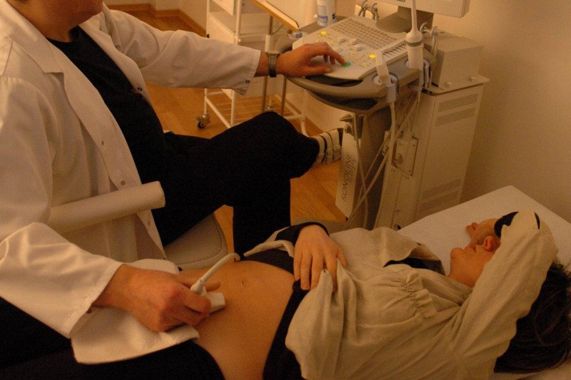 Oczekiwanie na pierwszą wizytę podczas ciąży jest zbyt długie.