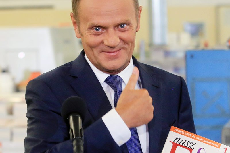 Z nowego sondażu poparcia dla partii wynika, że premier Donald Tusk może odchodzić ze stanowiska w kraju w wyśmienitym nastroju.