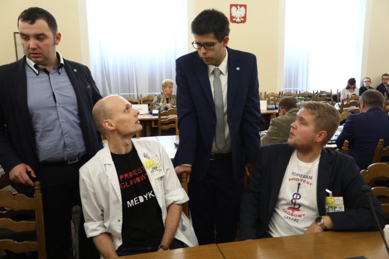 Rezydenci zawieszają protest. Młodzi lekarze pojechali na nocne rozmowy z premier Szydło.