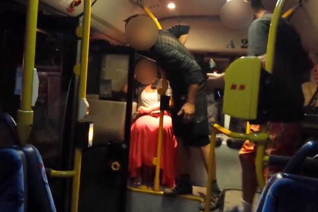 Film z zajścia trwa pięć minut. W tym czasie nikt z pasażerów nie zareagował.