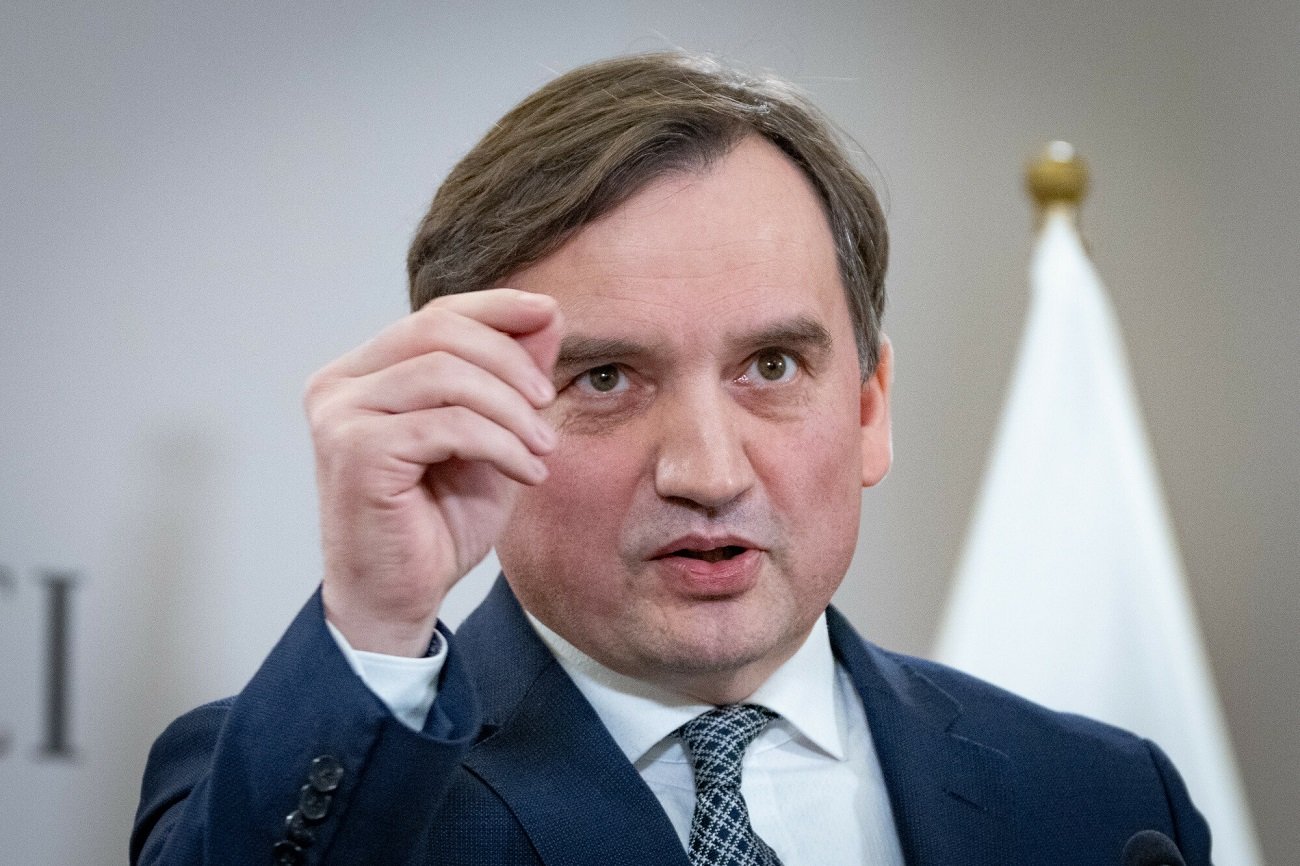 Zbigniew Ziobro proponuje premierowi zakład o śliwowicę.