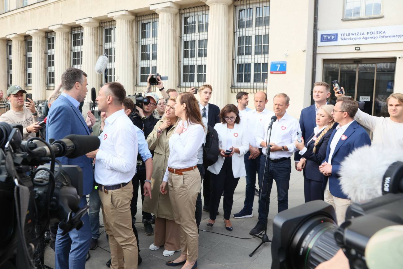 Tusk przed TVP. Rachoń urządził burdę