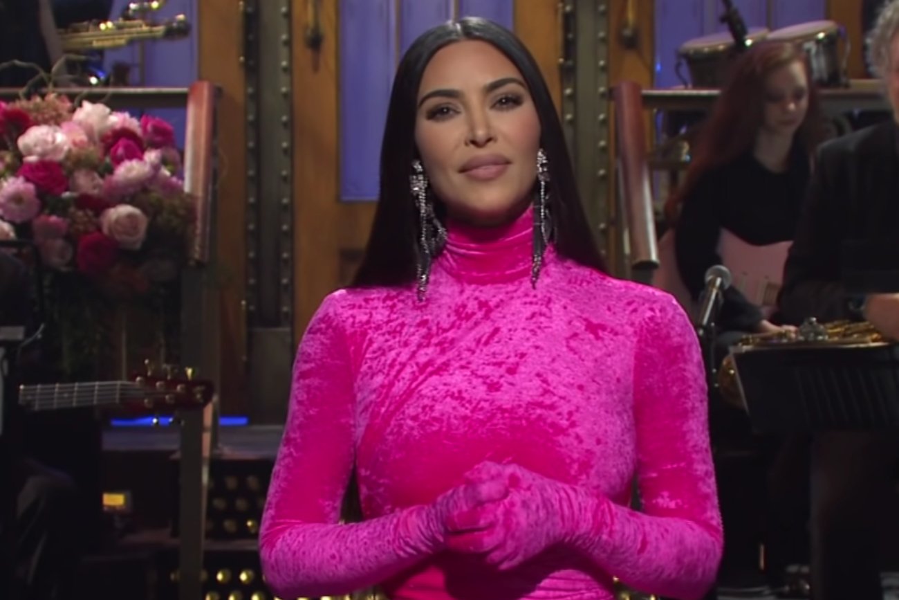 Występ Kim Kardashian w show SNL hitem sieci. Żartowała z seks taśmy, męża i sióstr