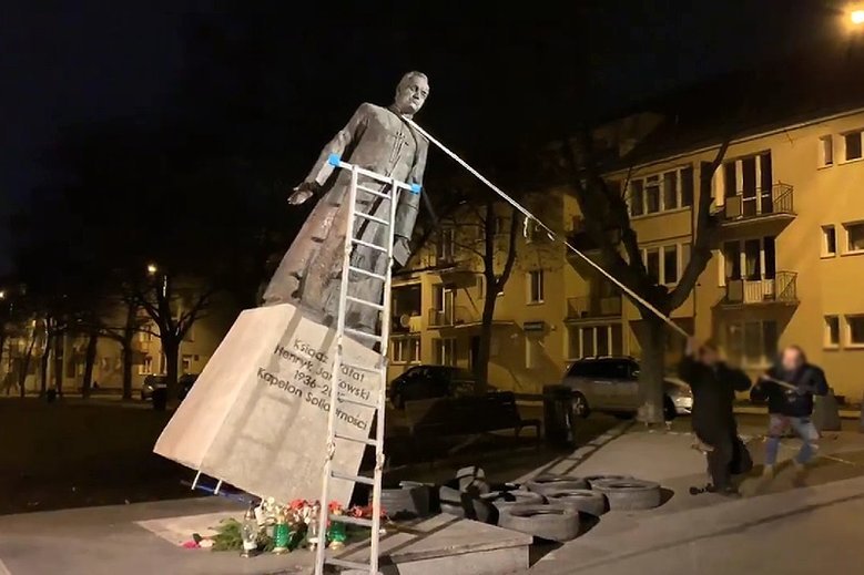 Piotr Duda złożył kwiaty pod zdewastowanym pomnikiem księdza Jankowskiego i zapowiedział, że "prałat tu był, jest i będzie".