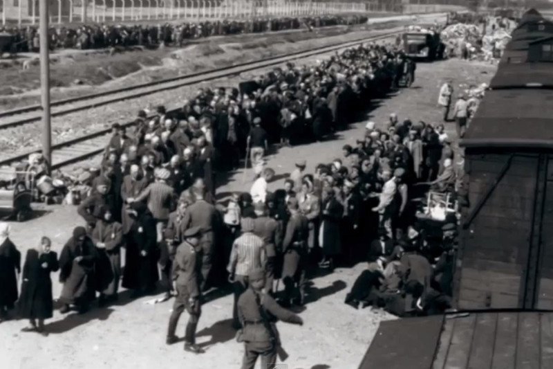 Film "Ciemności skryją ziemię" o wyzwalaniu obozów koncentracyjnych opublikowany w 70. rocznicę wyzwolenia Auschwitz.
