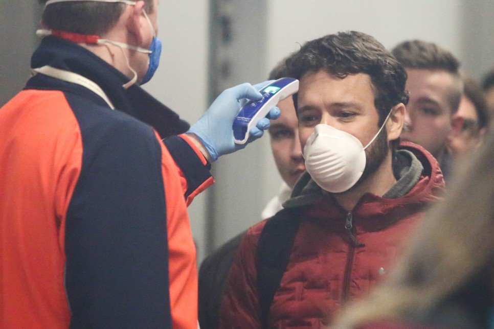 Kwarantanna i ograniczanie kontaktów między ludźmi zmniejszają dynamikę rozprzestrzeniania się epidemii, ale z drugiej strony – odsuwają ją także w czasie.