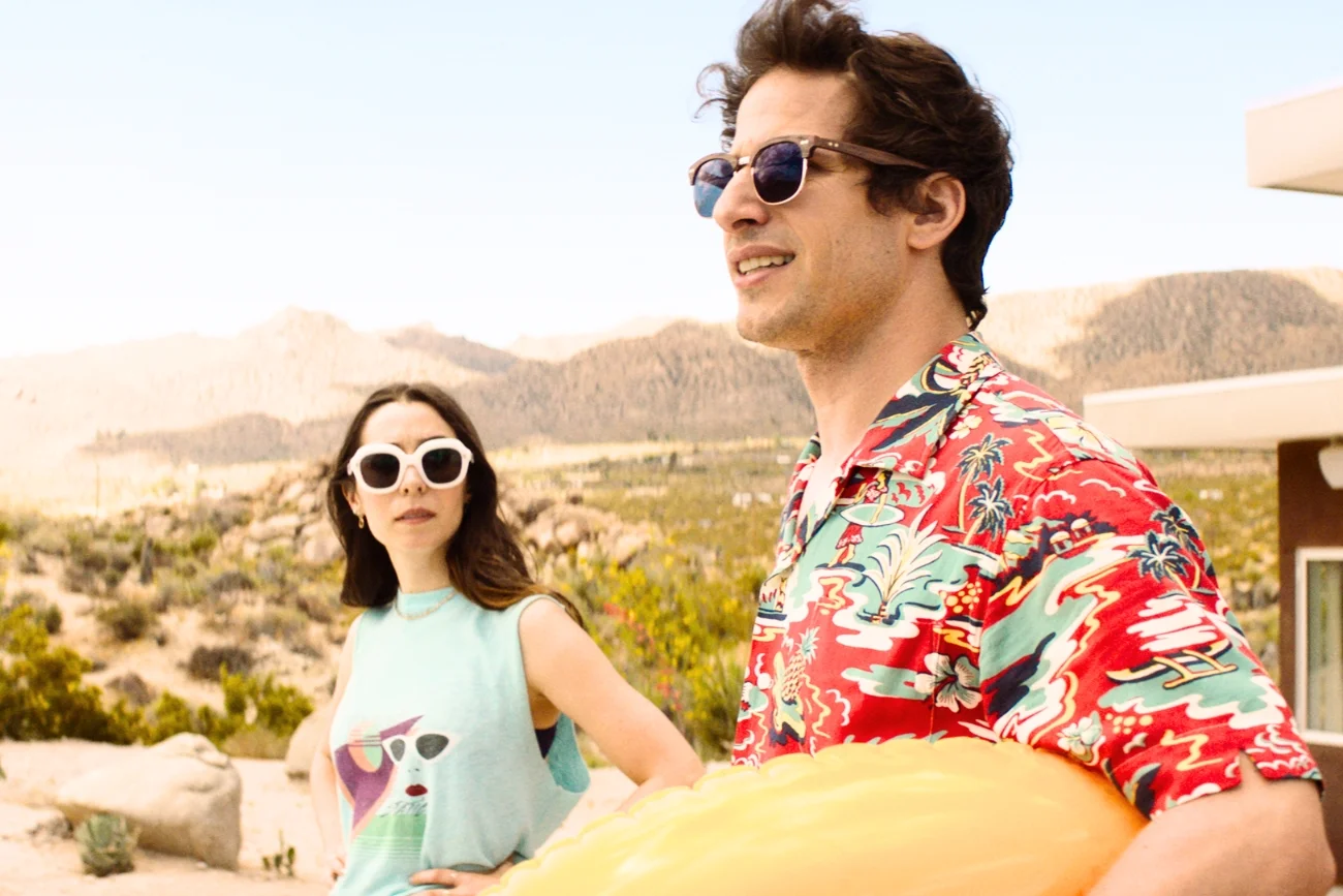 Cristin Milioti i Andy Samberg w filmie "Palm Springs