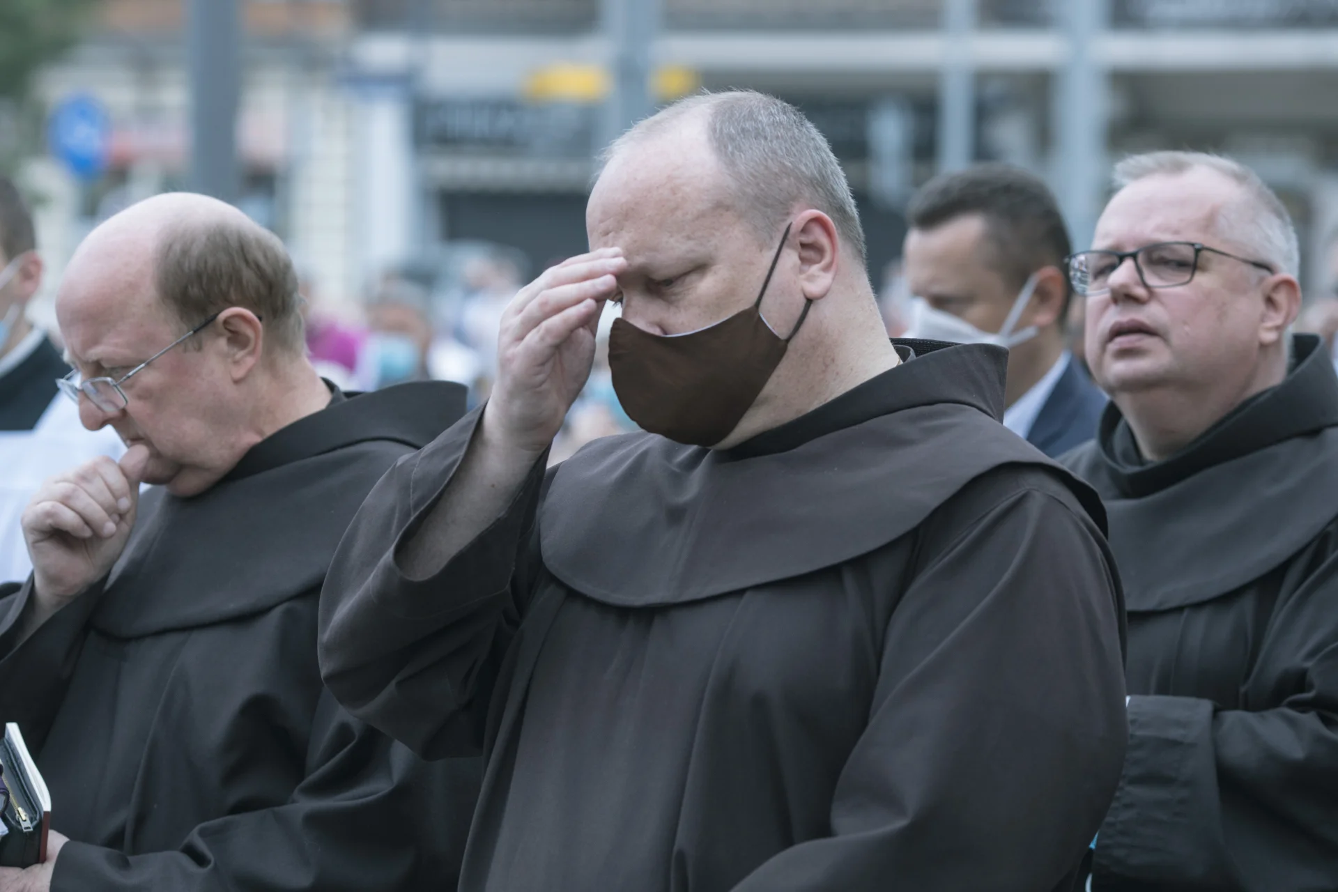 Boże Ciało 2020: duchowni biorący udział w procesjach mieli na twarzach maseczki higieniczne, by ograniczyć ryzyko zakażenia koronawirusem.
