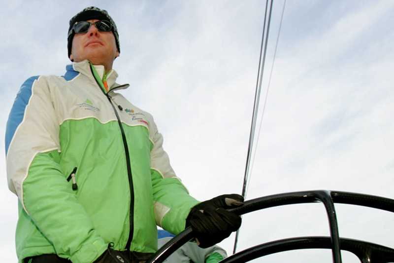 Kapitan Karol Jabłoński na jachcie Desafío Español podczas treningów przed Pucharem Ameryki w 2007 roku