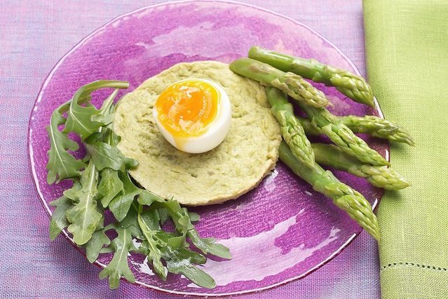 Szparagi zawierają wiele witamin.