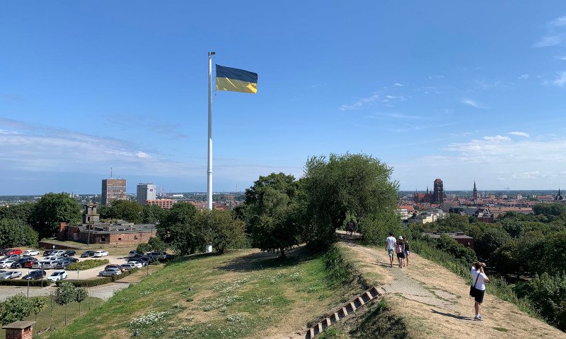 Czarno-żółta flaga Kaszub nad Gdańskiem. To element obchodów Święta Flagi Kaszubskiej.