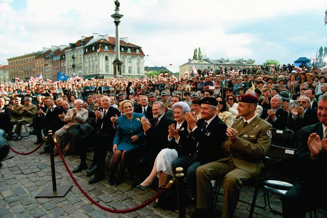 Rok 1997. Uroczystości z okazji zaproszenia Polski do NATO. Na zdjęciu m.in. Józef Oleksy, Dariusz Rosati, Bronislaw Geremek. O nich materiał TVP milczy. Udział wzięli także Madeleine Albright i Bill Clinton.