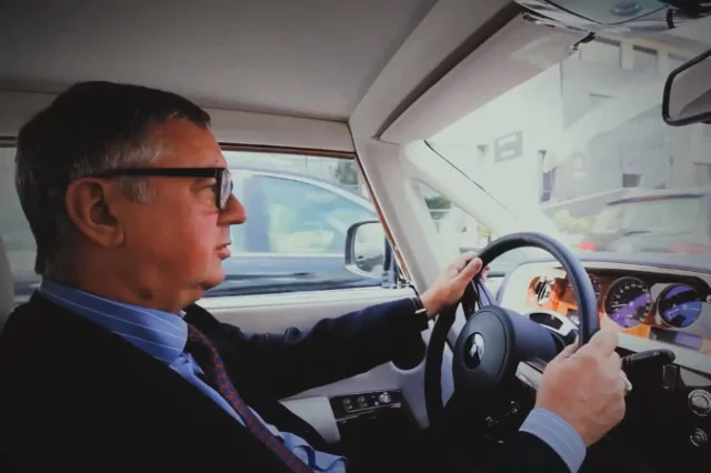 Jeden z najbogatszych Polaków prof. Janusz Filipiak w swoim Rolls Royce. Dla milionerów to znak rozpoznawczy, że gra się w pierwszej lidze.