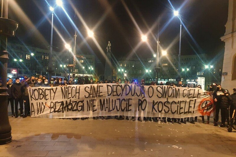 Łódzcy kibice wspierają kobiety. Strajki w Łodzi jednymi z najbardziej bezpiecznych w Polsce