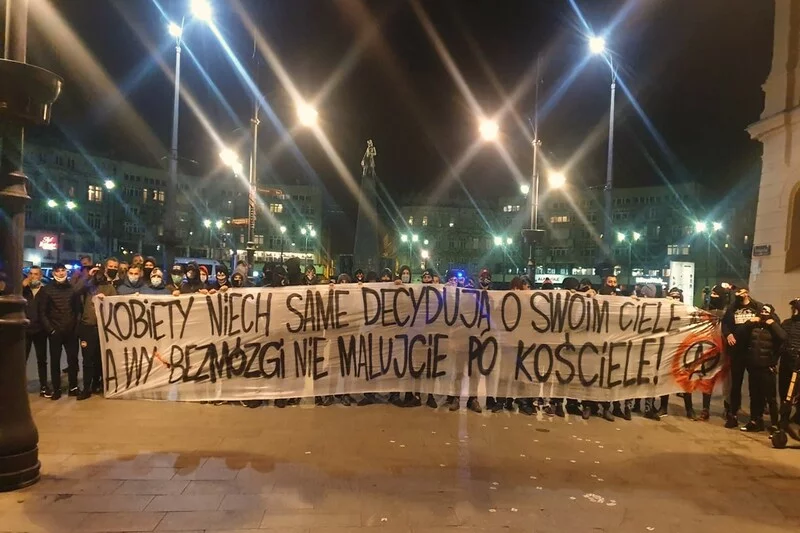 Łódzcy kibice wspierają kobiety. Strajki w Łodzi jednymi z najbardziej bezpiecznych w Polsce