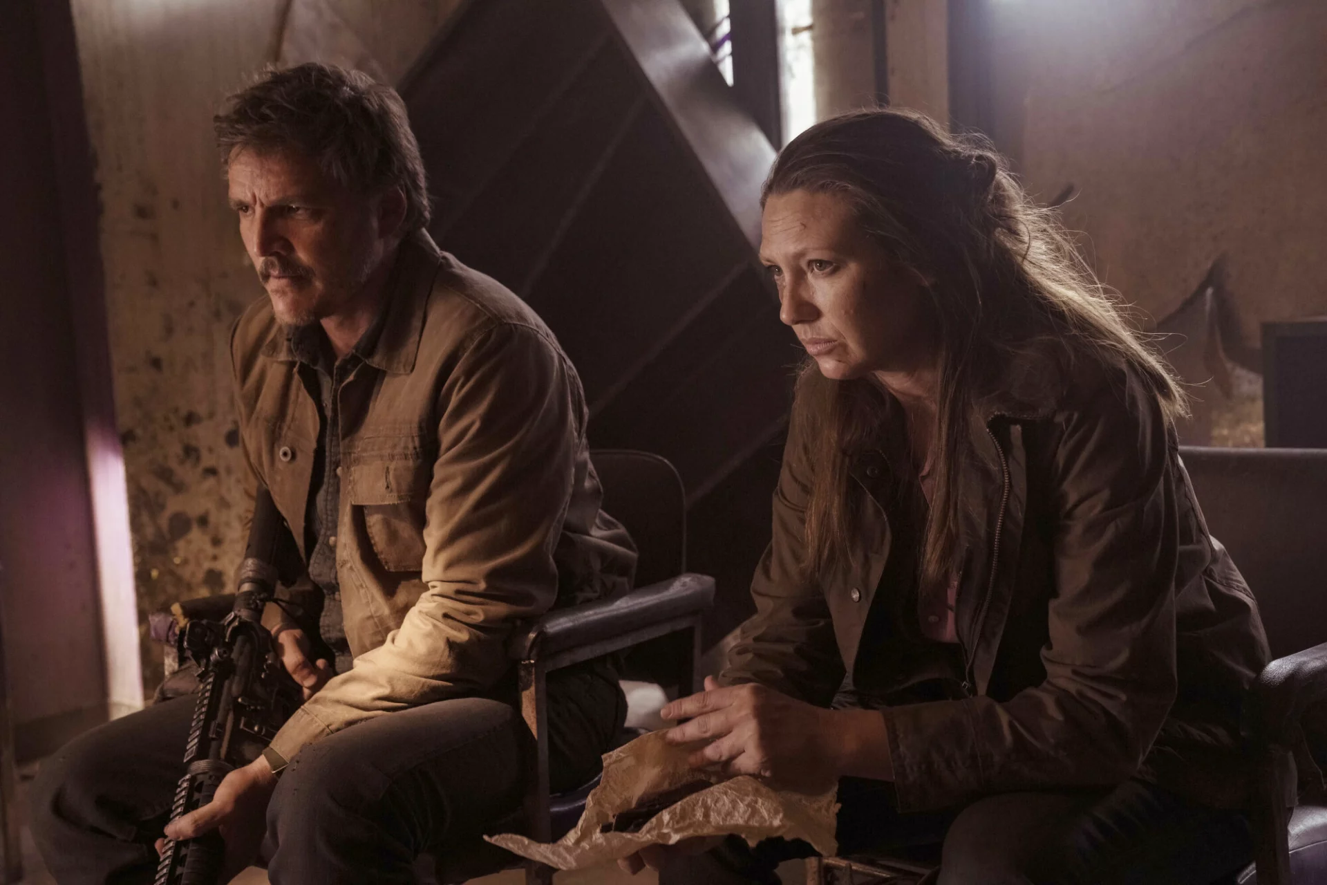 Pedro Pascal jako Joel i Anna Torv jako Tess w serialu "The Last of Us".