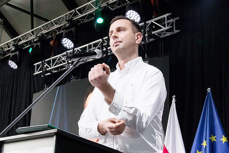 Młodzi politycy PSL ruszają z kolejną odsłoną akcji #samiswoi, która obnaża, ile pieniędzy z publicznej kasy dostali ludzie związani z PiS.