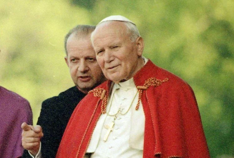 Jan Paweł II miał wiedzieć o pedofilii kard. McCarricka, ale nic z tym nie zrobił. Polacy starają się tłumaczyć papieża.