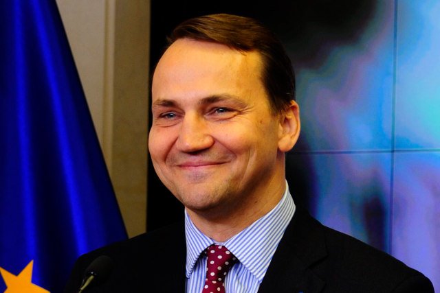Minister spraw zagranicznych Radosław Sikorski zapłacił za "zbyt drogie wino" z własnej kieszeni