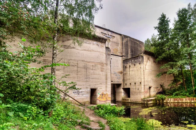 Śluza na kanale Mazurskim. Do dziś robi wrażenie ogrom tego założenia architektonicznego.