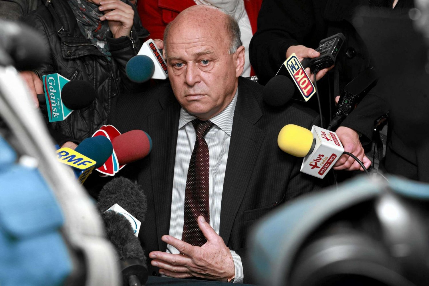 Prezes PZPN Grzegorz Lato zakłopotany wśród dziennikarzy