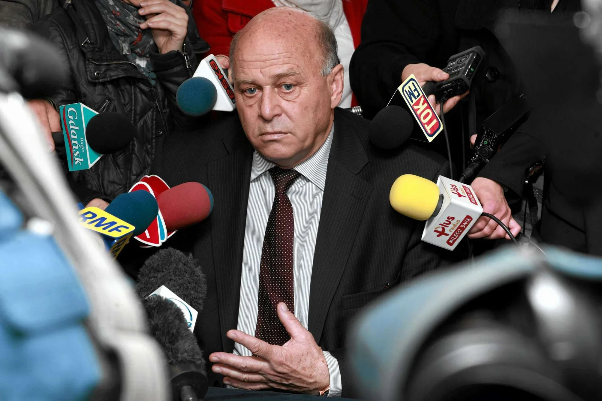 Prezes PZPN Grzegorz Lato zakłopotany wśród dziennikarzy