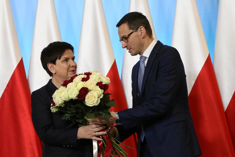 Nasze relacje z Unią Europejską - jak pisze "Guardian" - najpierw psuła premier Szydło, teraz Morawiecki. W tym czasie "awansowaliśmy" do grona państw zbójeckich.