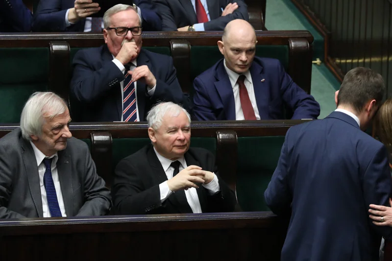 Prawo i Sprawiedliwość ma większość w Sejmie, co pozwala im samodzielnie formować rząd.