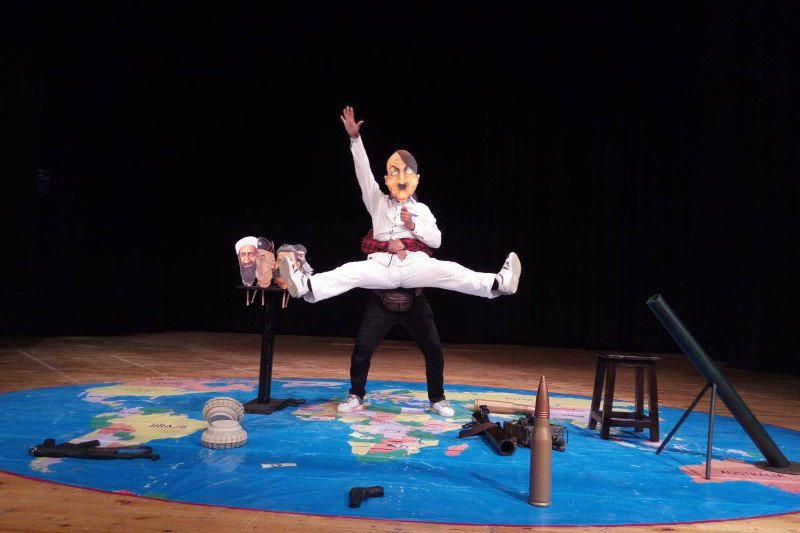 Zdjęcie ze spektaklu "Shertel" irańskiego Chakad Theatre