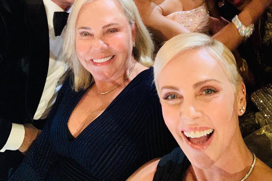 Charlize Theron pochwaliła się zdjęciem z mamą i kilkoma największymi gwiazdami