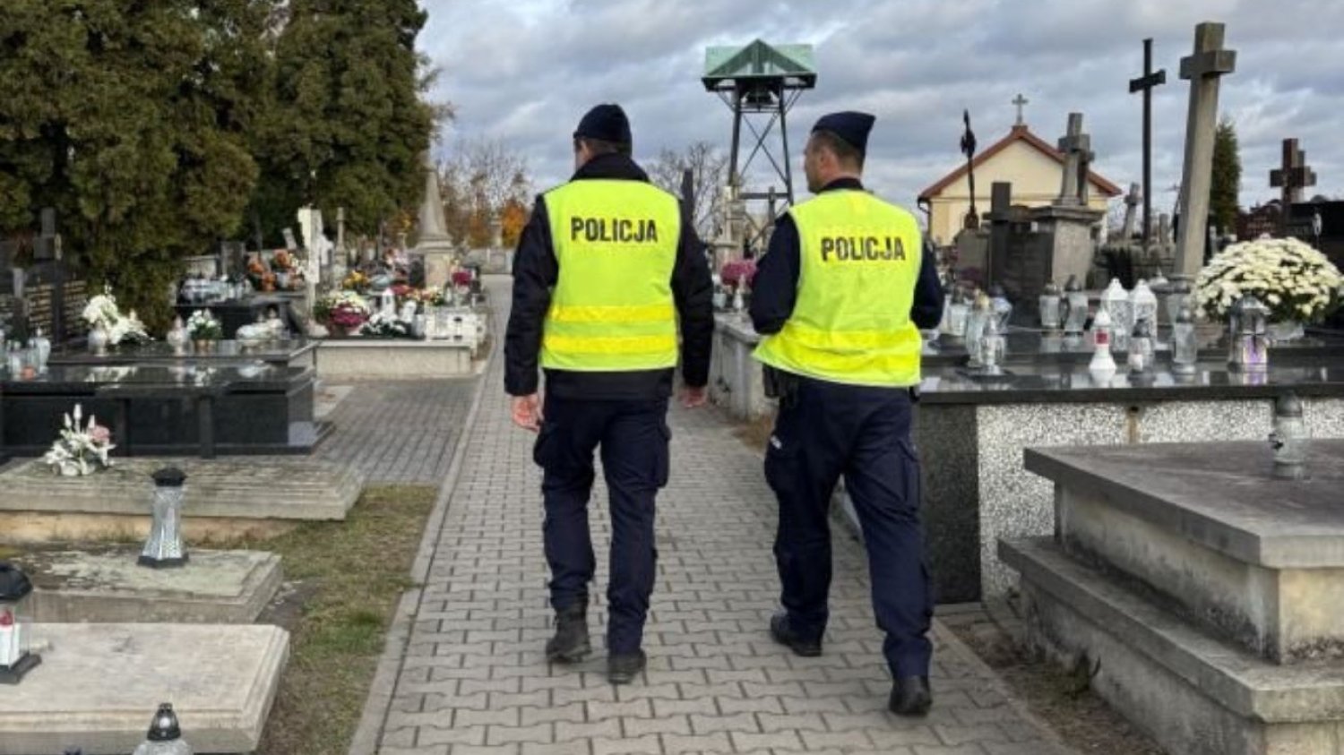 Niebezpieczna interwencja policji przy cmentarzu. Padły strzały