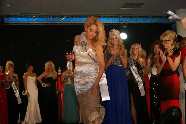 Ramona Szychowiak-Brzoza odbiera tytuł Miss Seksapilu po pięćdziesiątce