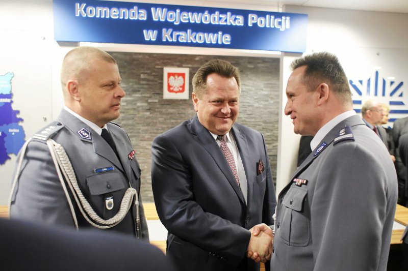 Zbigniew Maj, były komendant główny policji (po lewej stronie, obok wiceministra Jarosława Zielińskiego) miał tajemniczy wypadek w Wielkopolsce.