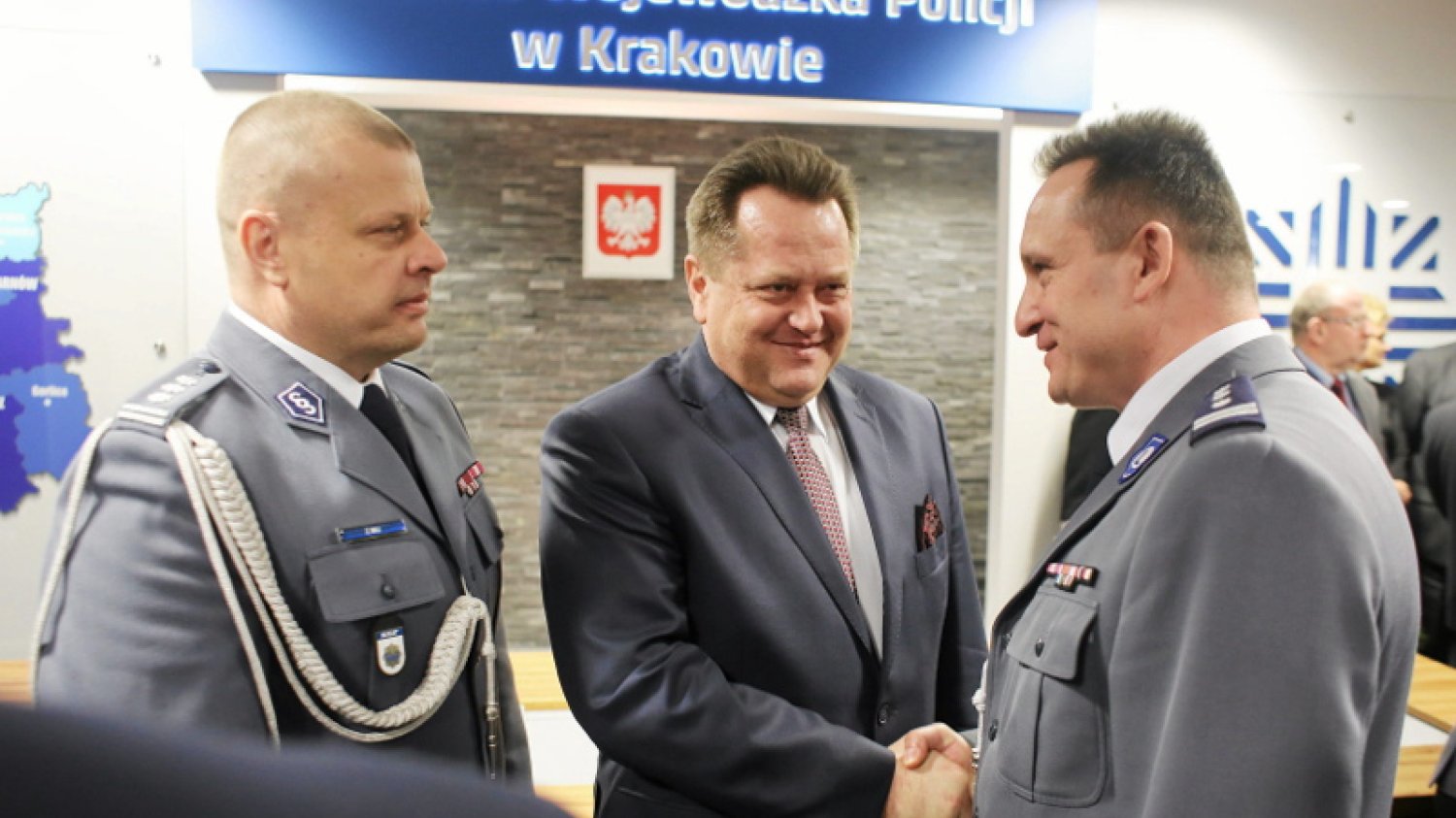 Zbigniew Maj, były komendant główny policji (po lewej stronie, obok wiceministra Jarosława Zielińskiego) miał tajemniczy wypadek w Wielkopolsce.