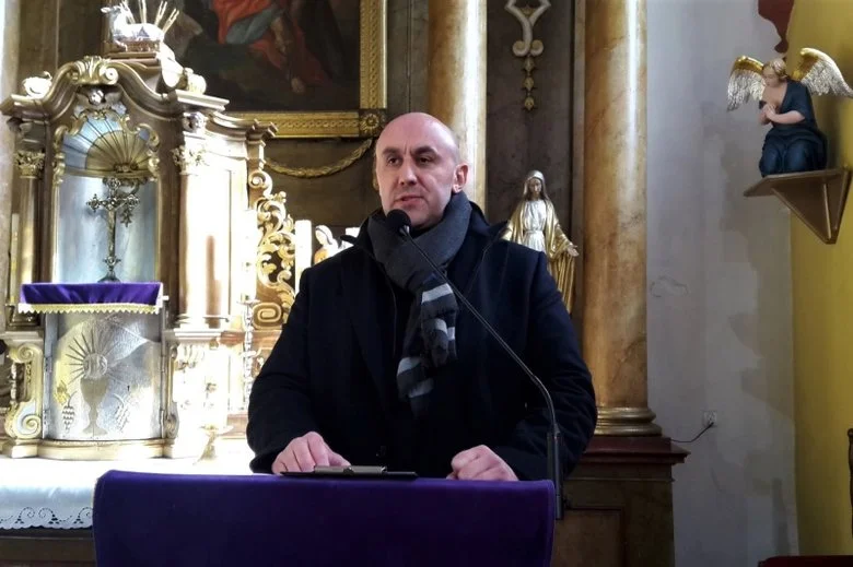 Paweł Cwynar, pisarz i działacz społeczny, zabiera głos podczas mszy w Rzymskokatolickiej parafii pw. św. Andrzeja Apostoła w Kucharzowicach