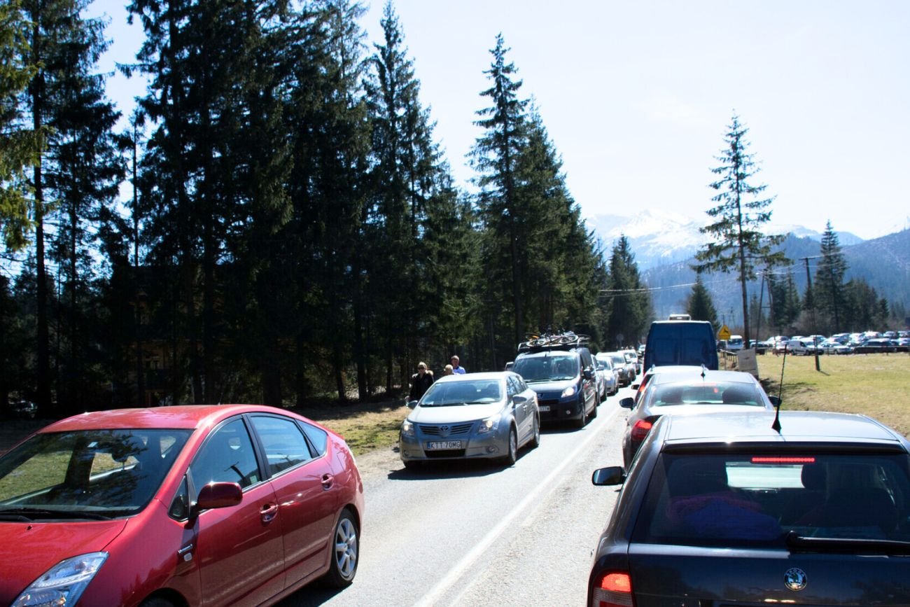 Co oznacza biały ręcznik na lusterku samochodu?