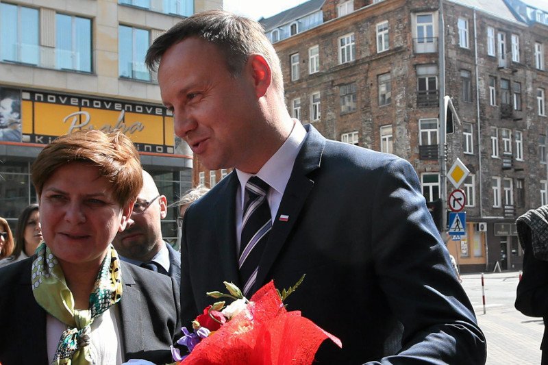 Debata to sposób PiS na ostateczny cios wymierzony w Komorowskiego.