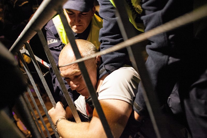 Sceny grozy pod Sejmem. Policja interweniuje przeciw protestującym, którzy nie chcą dopuścić do "zamachu" na Sąd Najwyższy. PiS chce wprowadzić daleko idące zmiany.