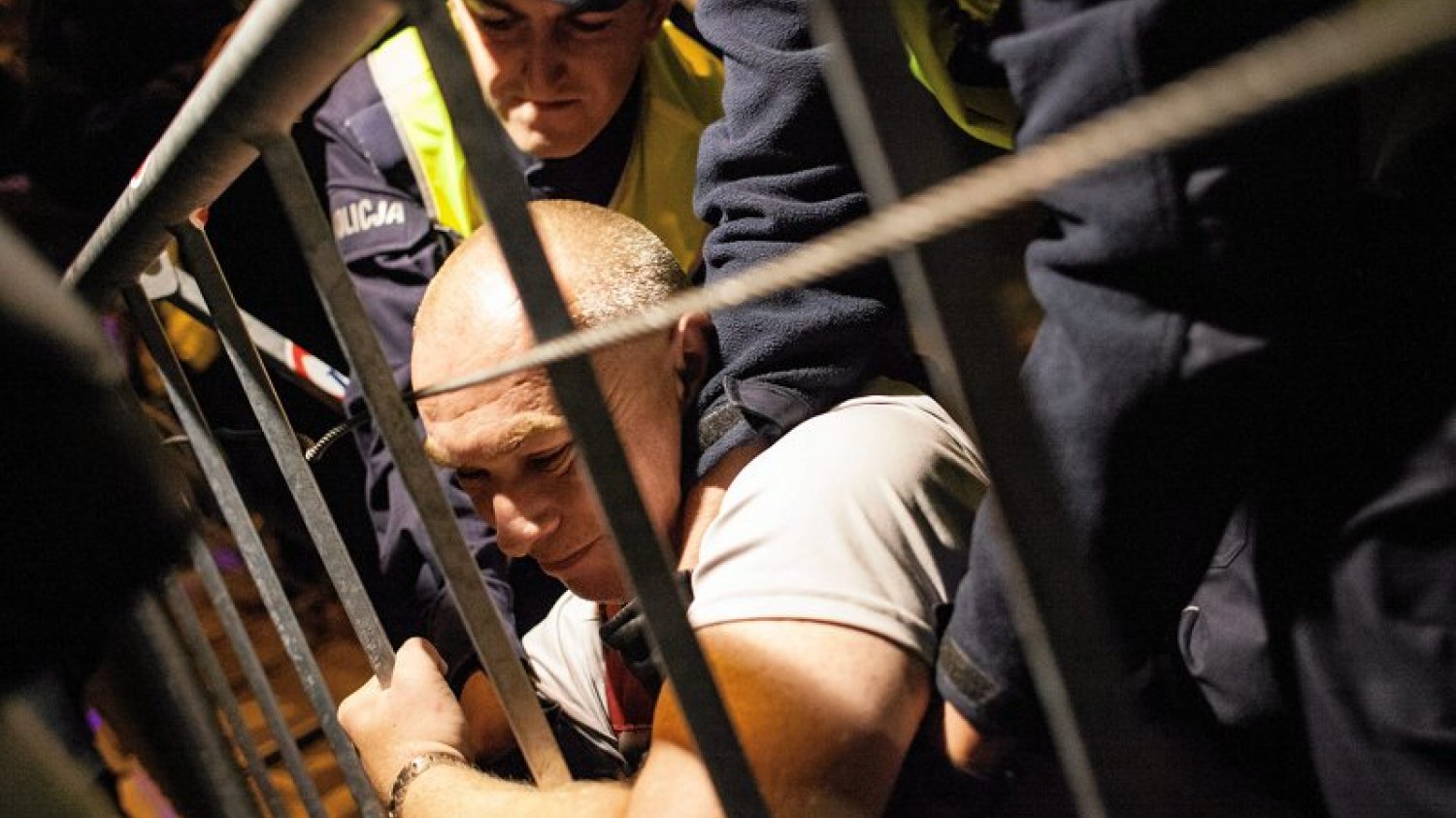 Sceny grozy pod Sejmem. Policja interweniuje przeciw protestującym, którzy nie chcą dopuścić do "zamachu" na Sąd Najwyższy. PiS chce wprowadzić daleko idące zmiany.