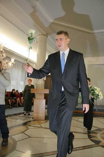 Minister Edukacji rozdaje w Sejmie kwiaty na Dzień Nauczyciela. Cień na zdjęciu to pewnie tylko przypadek (październik 2006)