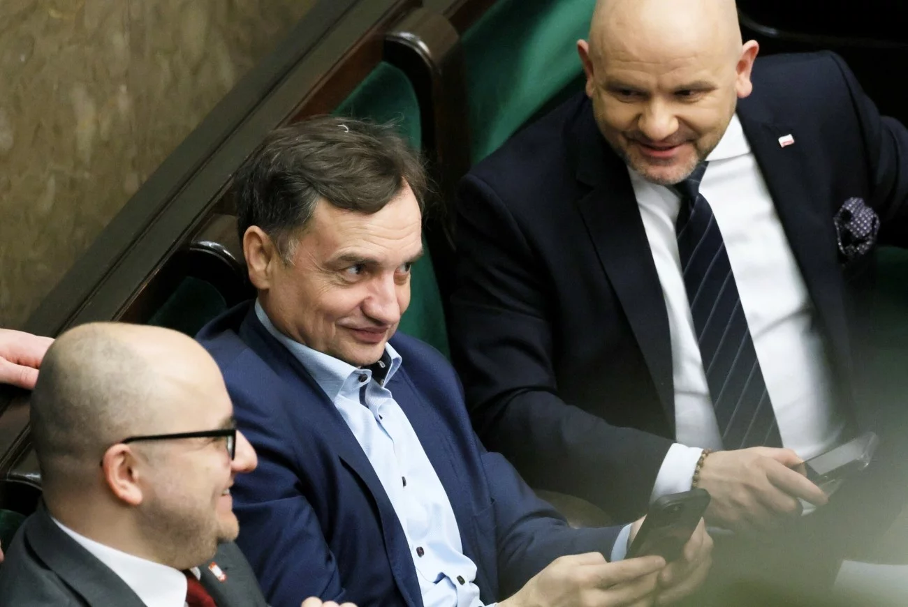 Zbigniew Ziobro lekceważy wezwania, więc ma być doprowadzony przed sejmową komisję śledczą ds. Pegasusa, która bada jak Zjednoczona Prawica atakowała opozycję przy pomocy cyberbroni. Poseł Zbigniew Ziobro siedzący na sali obrad w Sejmie w otoczeniu posłów Dariusza Mateckiego i Mariusza Goska.