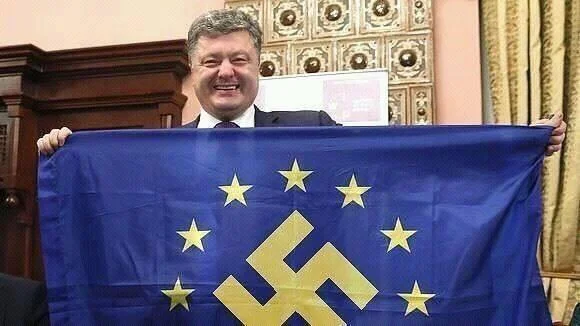 Rosyjskie media przedstawiają Poroszenkę jako faszystę. Na oryginalnych zdjęciach prezydent Ukrainy trzyma flagę Unii Europejskiej