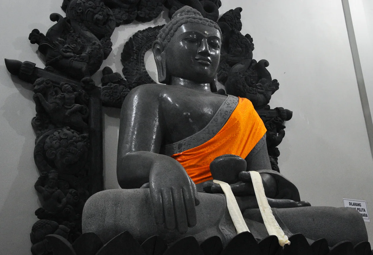 Budda ze świątyni Padmasambawa w sąsiedztwie kompleksu Borobudur