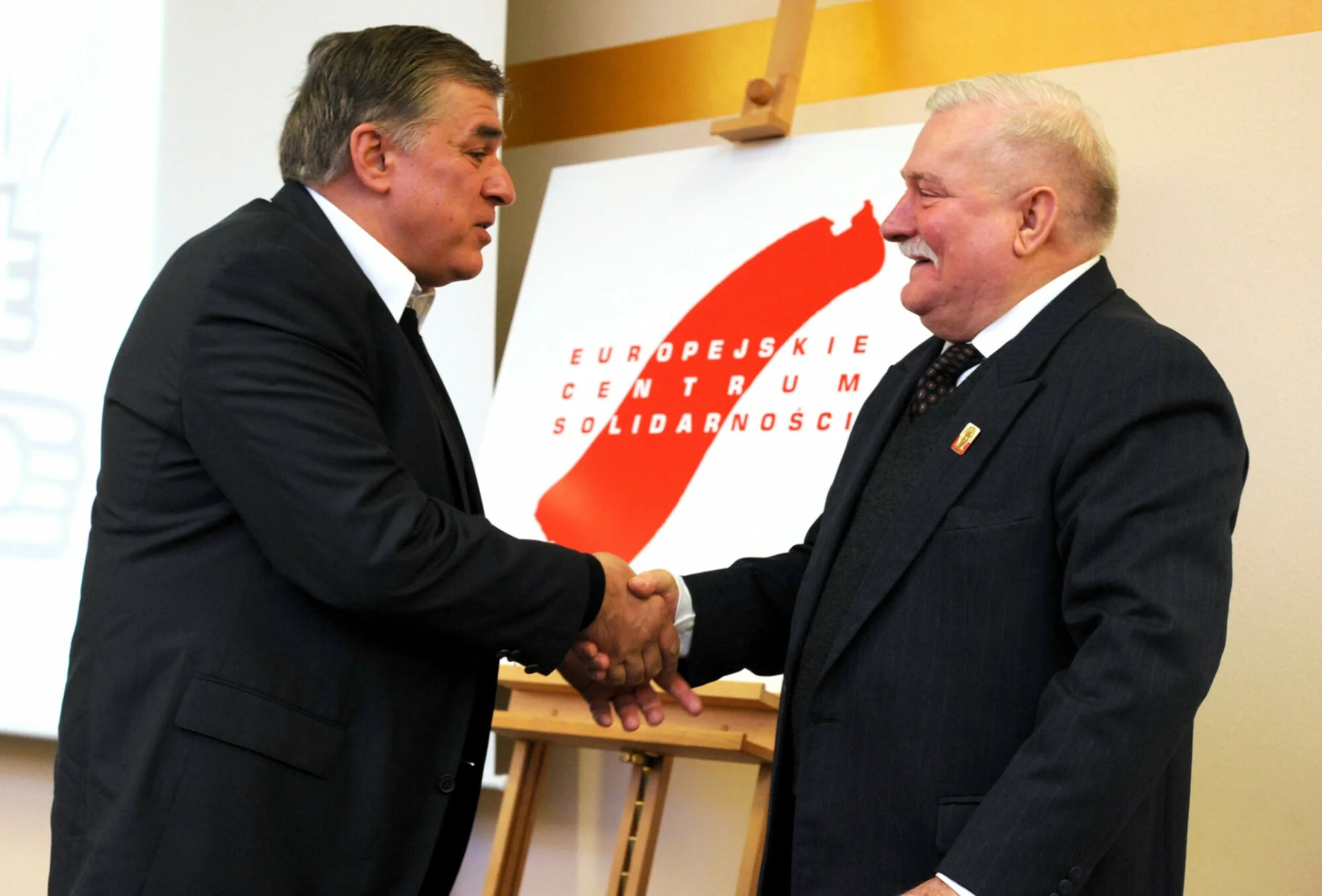O. Maciej Zięba z ikoną "Solidarności", Lechem Wałęsą