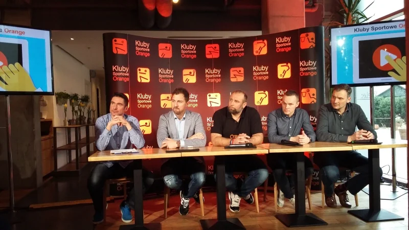 Konferencja prasowa programu Klubów Sportowych Orange. Od lewej moderator Sergiusz Ryczel oraz ambasadorzy akcji: Jerzy Dudek, Artur Siódmiak, Marcin Urbaś i Tomasz Jankowski