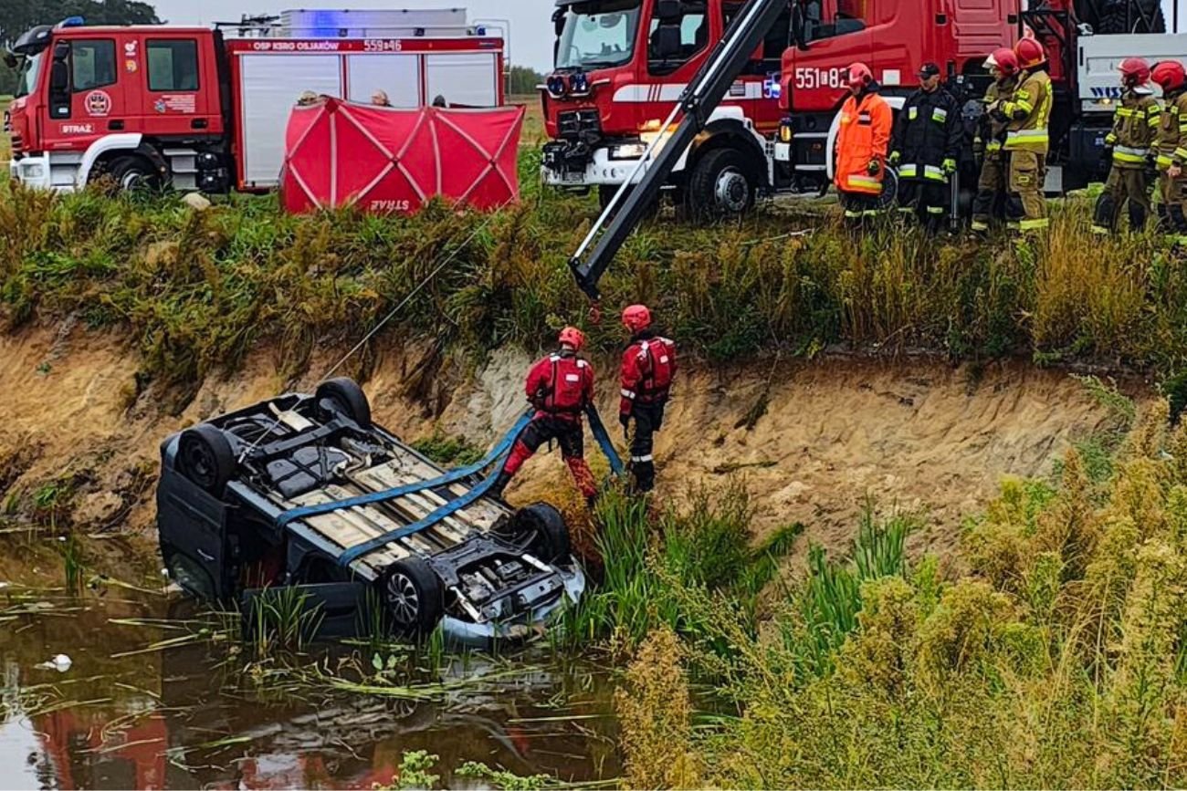 Dramatyczne odkrycie pod Wieluniem. W aucie w stawie znaleziono dwa ciała
