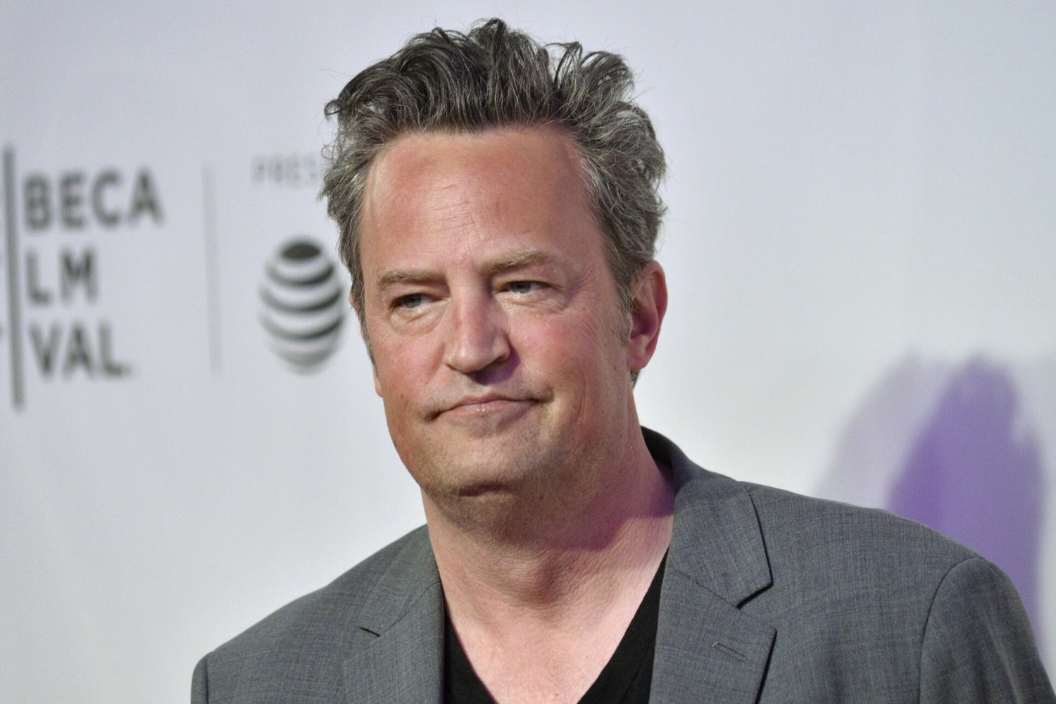 Matthew Perry stosował przemoc wobec kobiet?