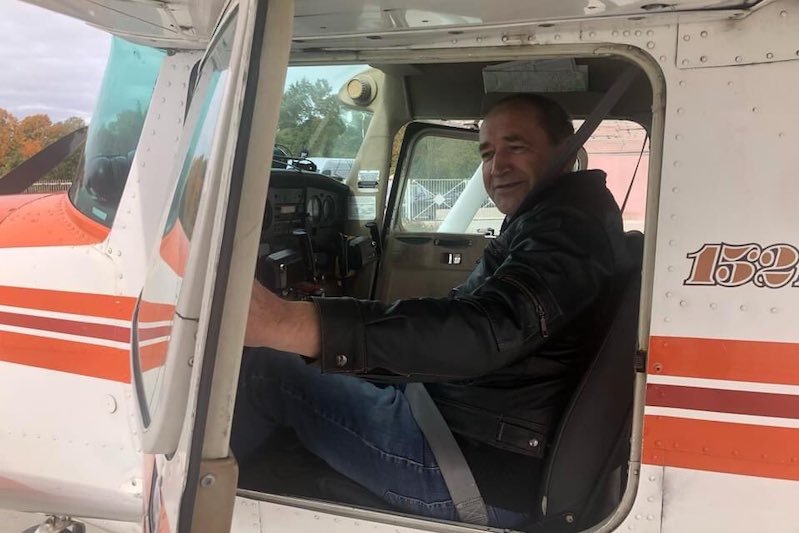 Senator PiS Jacek Bogucki za sterami samolotu.