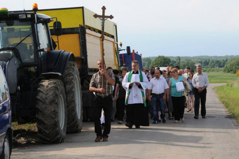 Procesja w Żurawlowie z udziałem protestujących rolników
