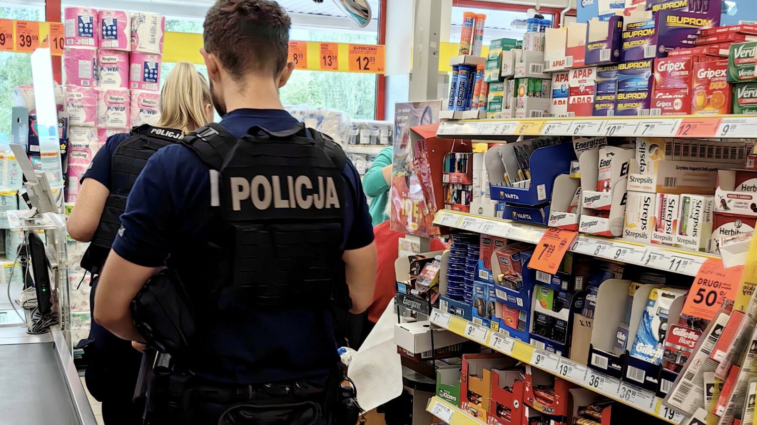 Setki przeterminowanych produktów w Biedronce. Bracia znowu wezwali policję 666 przeterminowanych rzeczy w Biedronce w Rokicinach. Wezwano policję